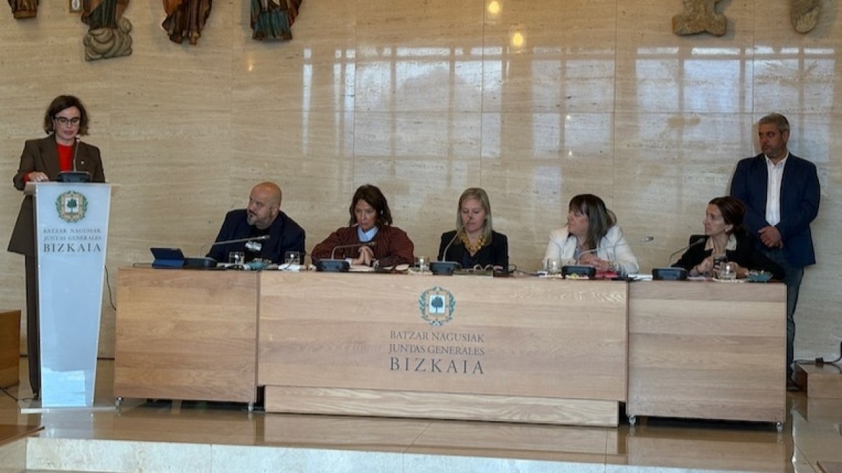 Elixabete Etxanobe garraio publikoaren egungo tarifa-deskontuak 2026ko otsailaren 20ra arte zabaltzearen alde agertu da