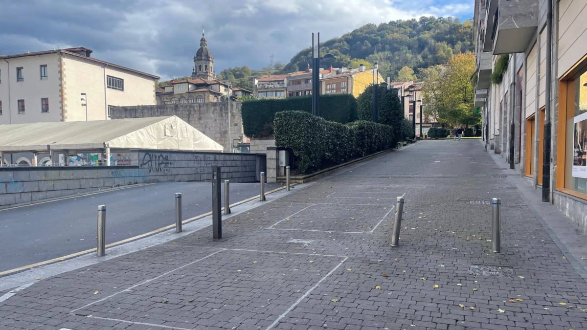 Interes publikoari bizkar emanez