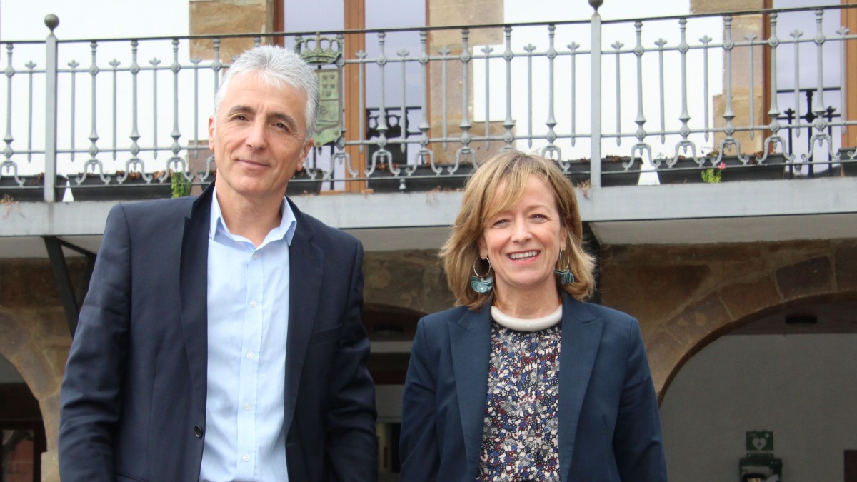 Reunión entre Eider Mendoza y Kepa Zubiarrain para impulsar los proyectos estratégicos de Lazkao