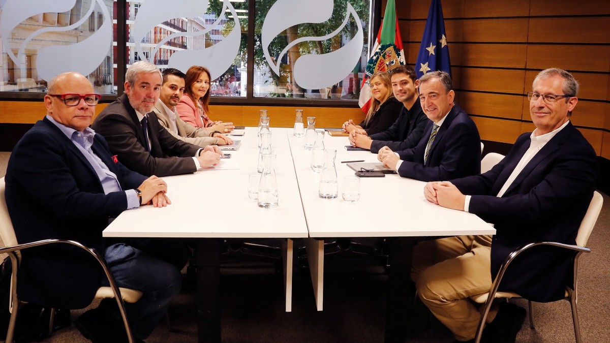 EAJ-PNVK  eta  Coalición Canariak euren arteko harremana indartu dute Sabin Etxean egin duten topaketan  