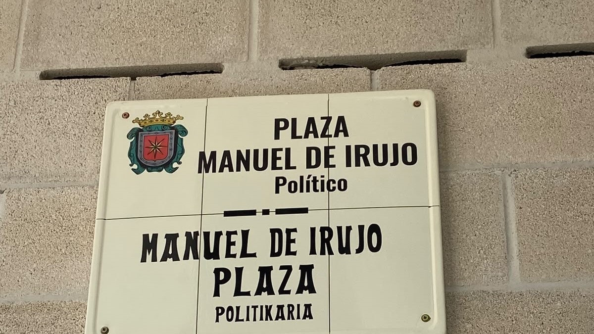 La plaza Manuel de Irujo ya luce su placa en Estella-Lizarra