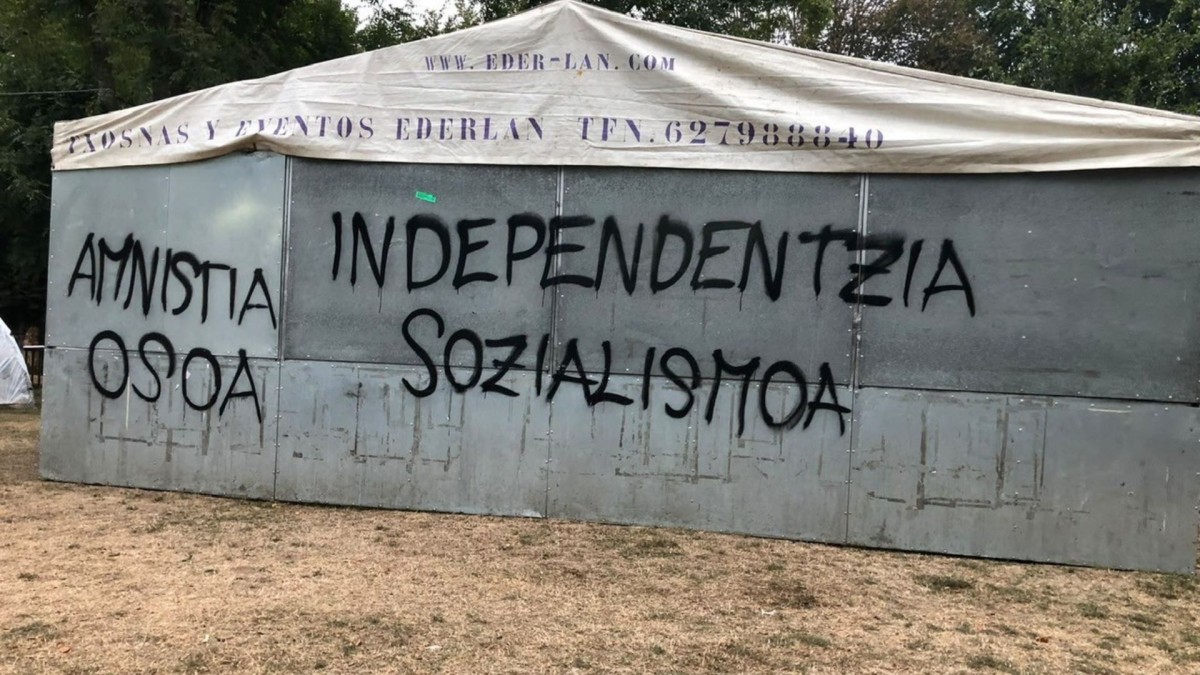 EAJ-PNV Eibarrek Arrateko txosnen aurkako erasoak salatu ditu eta ohartarazi du “Intolerantzia politikoak Eibarren lekurik ez duela”