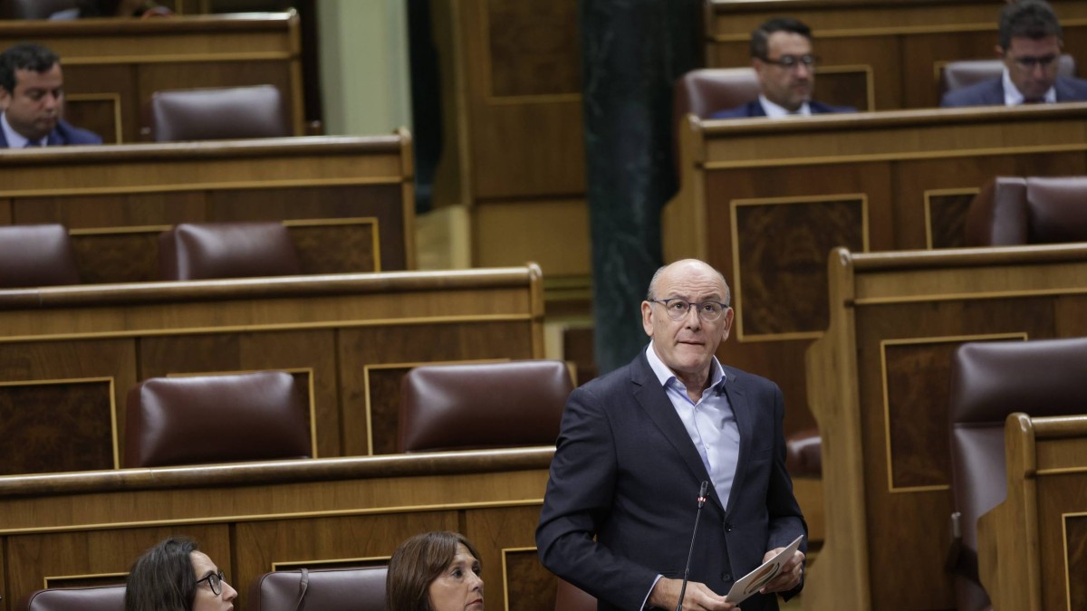 Euskal Taldeak Osasun ministro andreari deitoratu dio Esparru-Estatutua kontsentsurik gabe onetsi izana: 