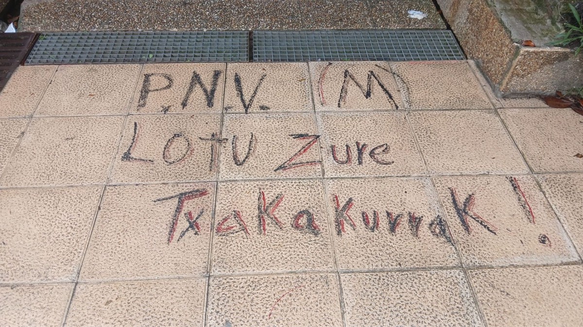 Zestoako EAJ-PNVk Ertzaintzaren aurkako pintadak gaitzetsi ditu eta eremu publikoan errespetua eskatu du