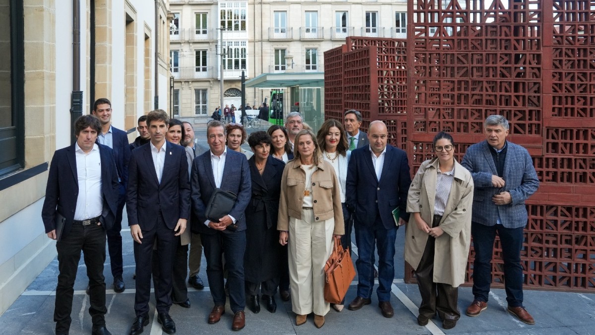 EAJ-PNVk anbiguotasunik gabe gaitzesten ditu indarkeria-adierazpen oro eta indarkeriaren legitimazioa, eta, aldi berean, agintearekiko eta balio komunekiko errespetua exijitzen du