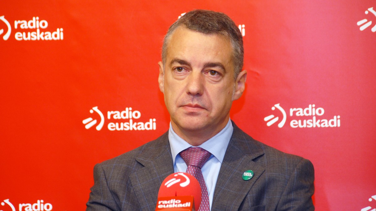 Idatzitako eta ezarritako gidoian, ETAk borroka armatuari uko egiteko adierazpena falta da