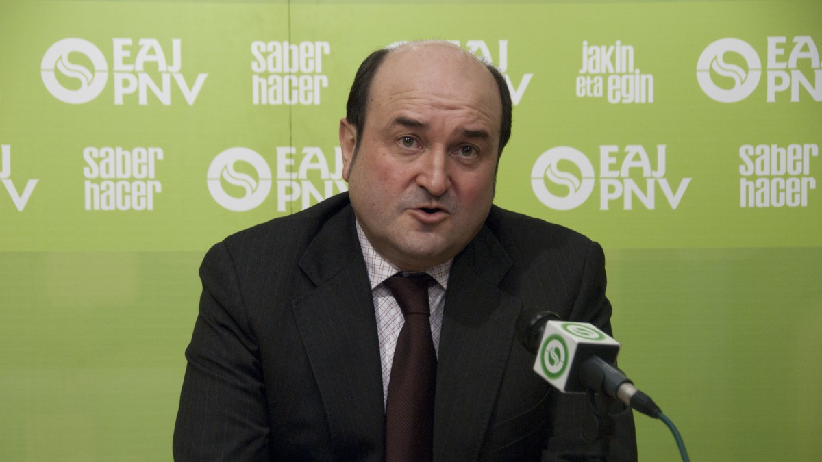 Hau ez da egiazko Gobernua, osoko desgobernua da
