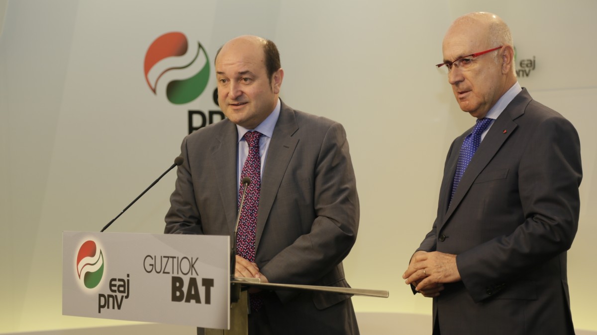 “Aurrekari okerra litzateke Rajoyk zentsura mozioagatik agertzea, zerbait ezkutatzen duela erakutsiko luke