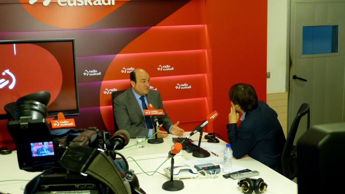 Ortuzar dice que “el Gobierno Vasco está haciendo los deberes, sin anunciar milagros como hacían otros todas las mañanas”