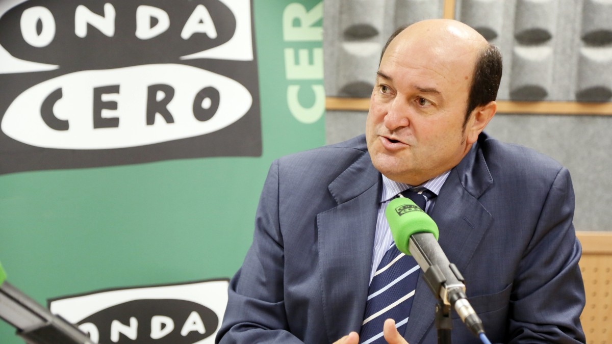 Andoni Ortuzar: “Euskadin politikagintzan aritzeko dugun moduak ustel eta garbantzu beltz horiengandik babestuago egoten laguntzen digu”