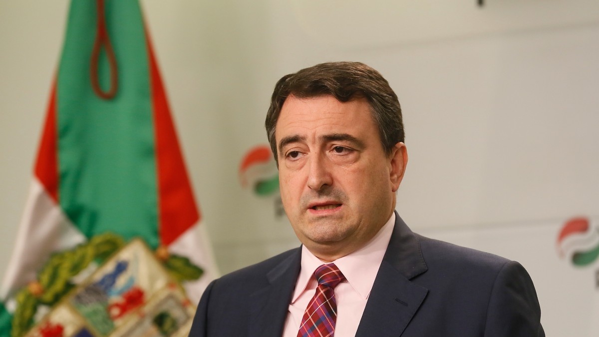 “Arbitroak baloia behin eta berriz zulatu arren, catalunyar herriak partida hau jokatuko du”, iragarri du Aitor Estebanek