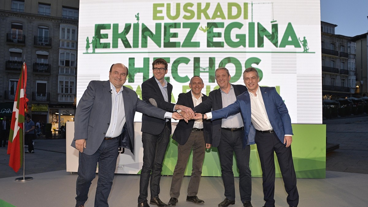 ‘Euskadi Ekinez Egina‘ goiburua aurkeztu du EAJ-PNVk Gasteizen, Donostian eta Bilbon aldi berean ospatu den ekitaldian
