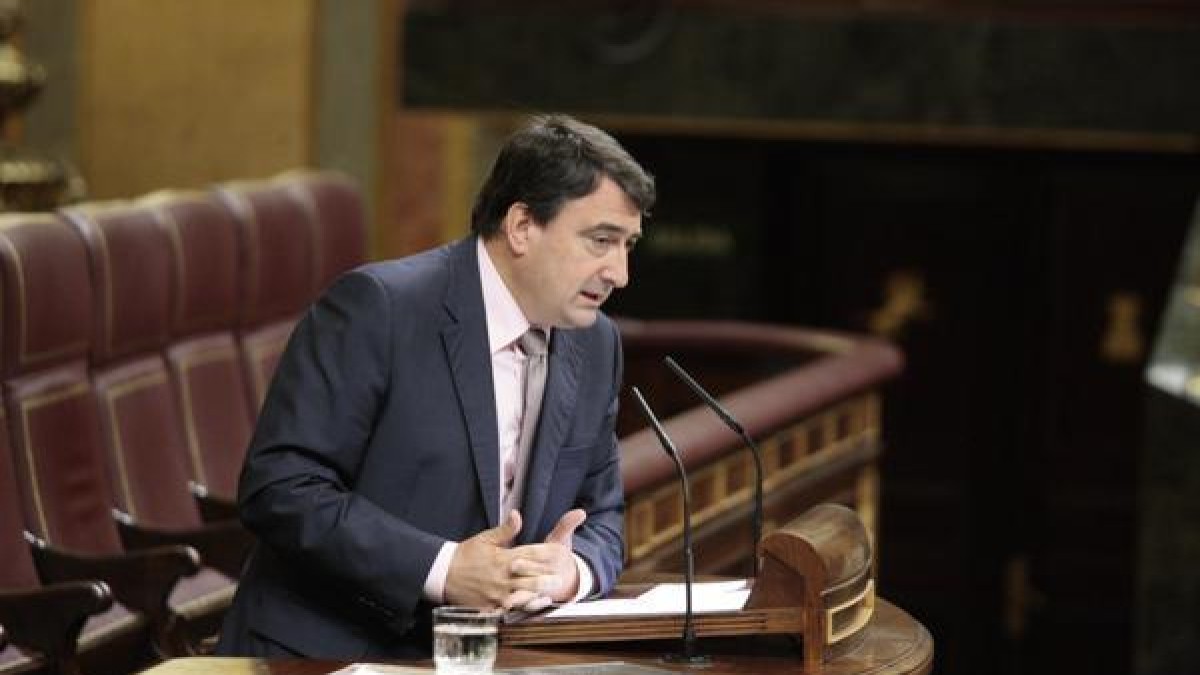 Estebanek Europari eskatu dio greziar krisia 