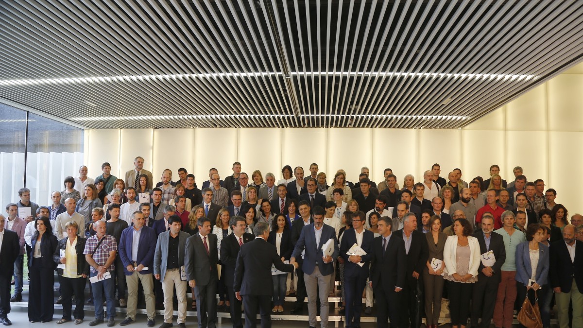 El lehendakari entrega a alcaldes y alcaldesas los Retratos Municipales de la Memoria