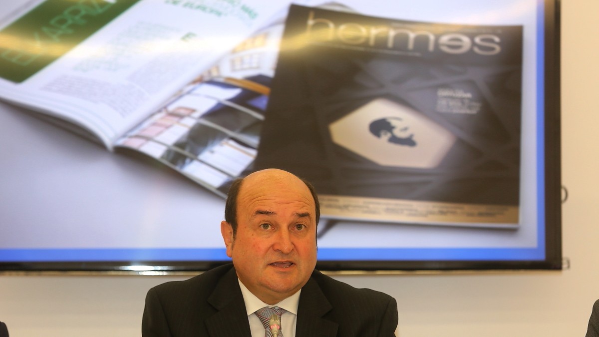 Ortuzar presenta el Nº50 de la revista Hermes