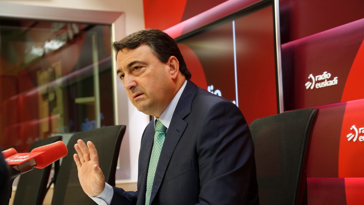 Aitor Estebanek ohartarazi du lurralde auzian 