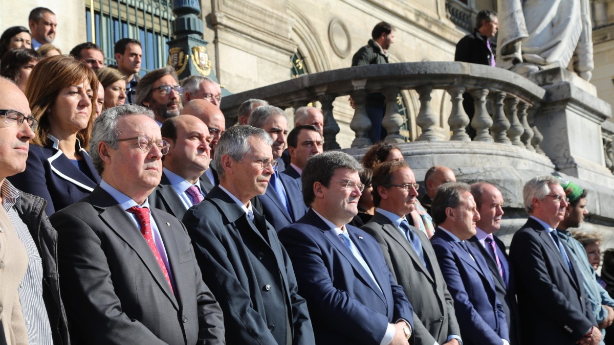 EAJ-PNVk ere parte hartu du Pariseko atentatu terrorista gaitzesteko egin den bost minutuko isilunean