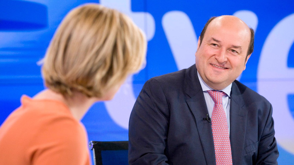 Ortuzar: “Gobernagarritasunerako giltza PSOEk dauka,baina Rajoy-k erreformak planteatu beharko ditu presidente izan nahi badu”