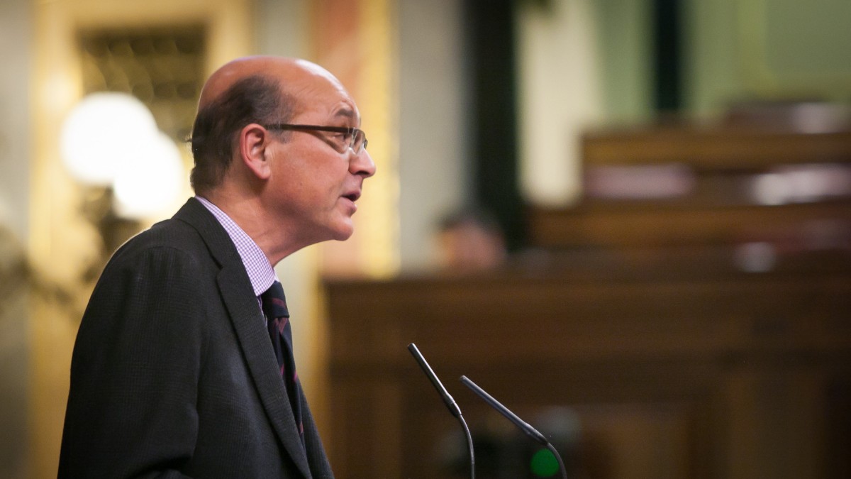 Mikel Legardak Defentsa Ministro andreari: 