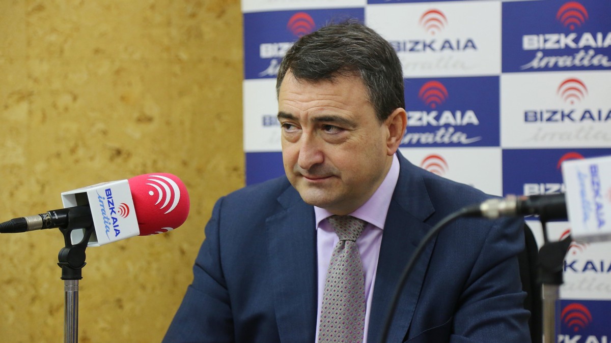 ETAk Eusko Jaurlaritzari armagabetzeari buruzko mezuak hedabideen bidez helarazi izana kritikatu du Aitor Estebanek 
