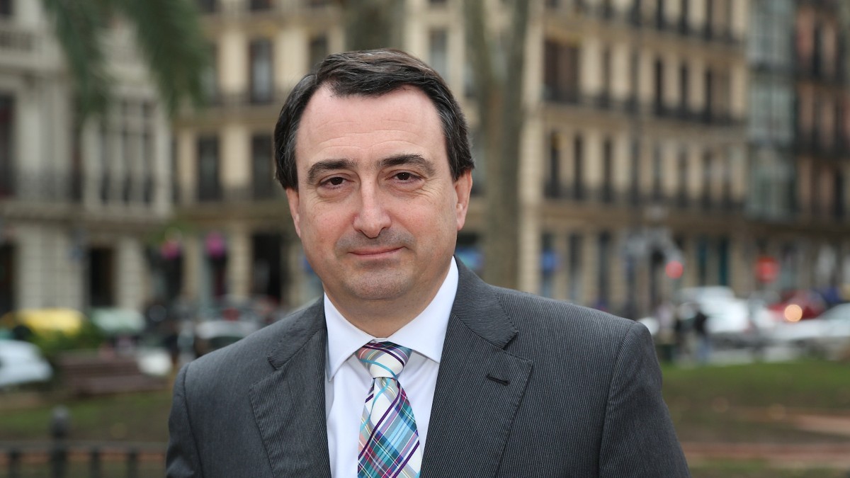 Aitor Estebanek Rajoyri eskatu dio 155.a ez aplikatzea eta elkarrizketari bidea ematea “legalitatearen eta zilegitasunaren artean” konponbide bat bilatu ahal izateko