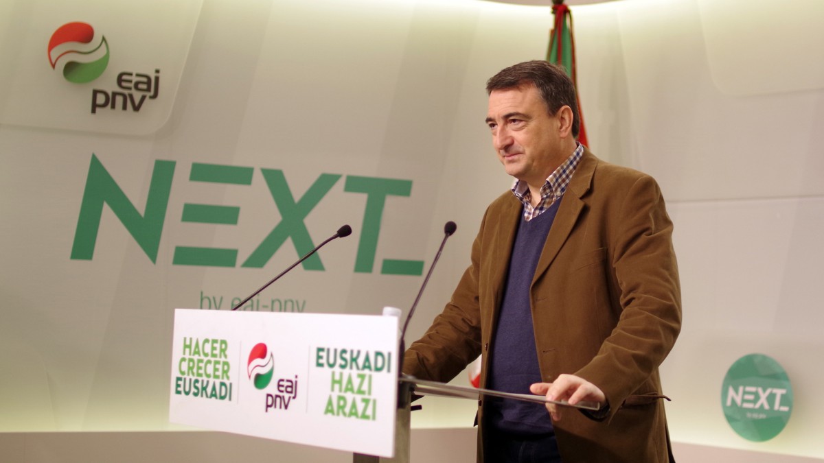 “Konstituzioan eginiko edozein aldarazpenek, Euskadi eta Kataluniako nazio auziak barne hartu ezik, porrot egingo du”