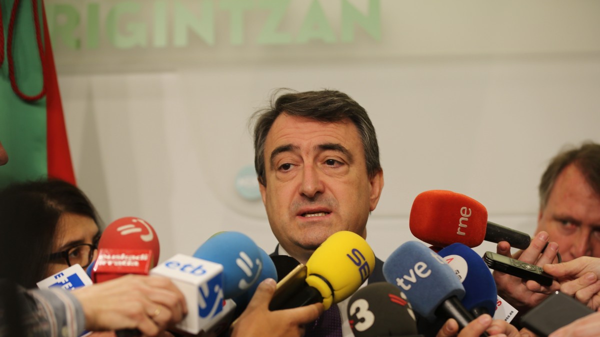 Aitor Estebanek aditzera eman duenez EAJ-PNV prest legoke Pedro Sánchezekin zentsura mozioaz hitz egiteko