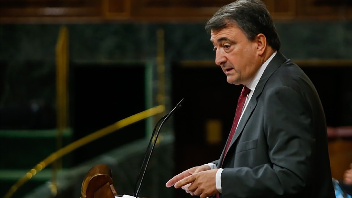 Aitor Estebanek Vox-i: “Demokrazia zuek jartzen duzue arriskutan”