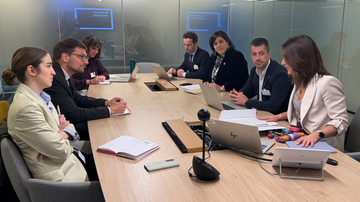 El alcalde de Amurrio Txerra Molinuevo recibe el compromiso europeo para explorar posibles soluciones a los problemas del sector industrial en Aiaraldea