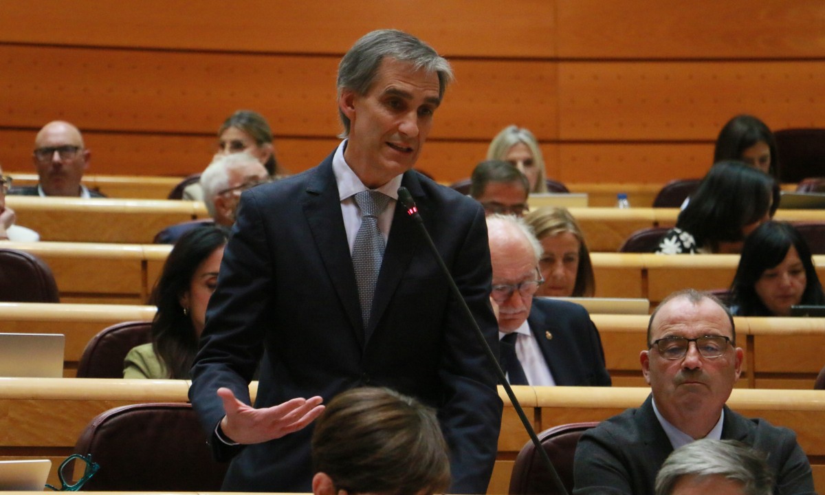 Igotz Lópezek Garraio ministroaren konpromisoa lortu du Loiuko aireportuan hegaldiak 24 ordura ez luzatzeko