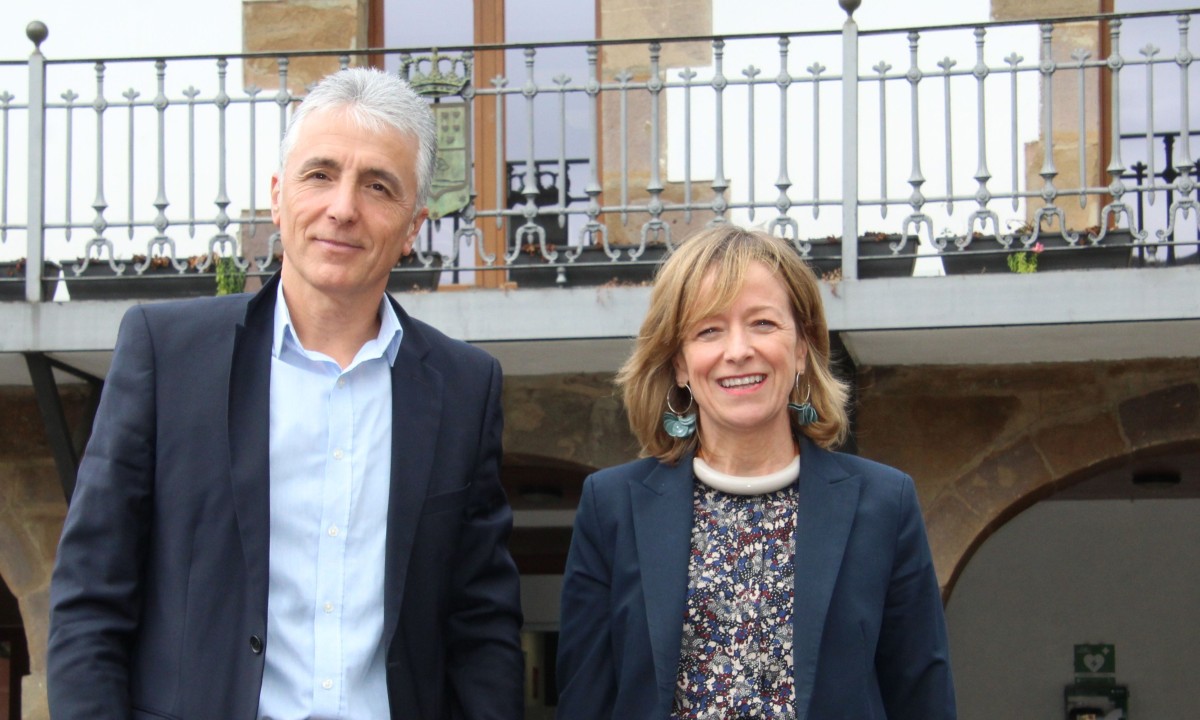 Reunión entre Eider Mendoza y Kepa Zubiarrain para impulsar los proyectos estratégicos de Lazkao