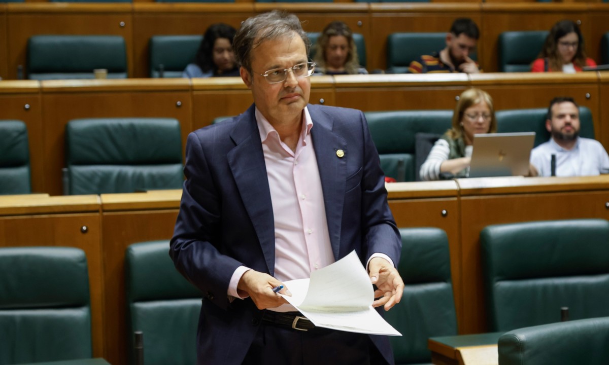 Osasun ministroak Esparru-estatutuaren inguruan adostasunak eraikitzeko aukera galdu duela salatu dute Eusko Jaurlaritzako Osasun sailburuak eta Autonomia Erkidegoek 