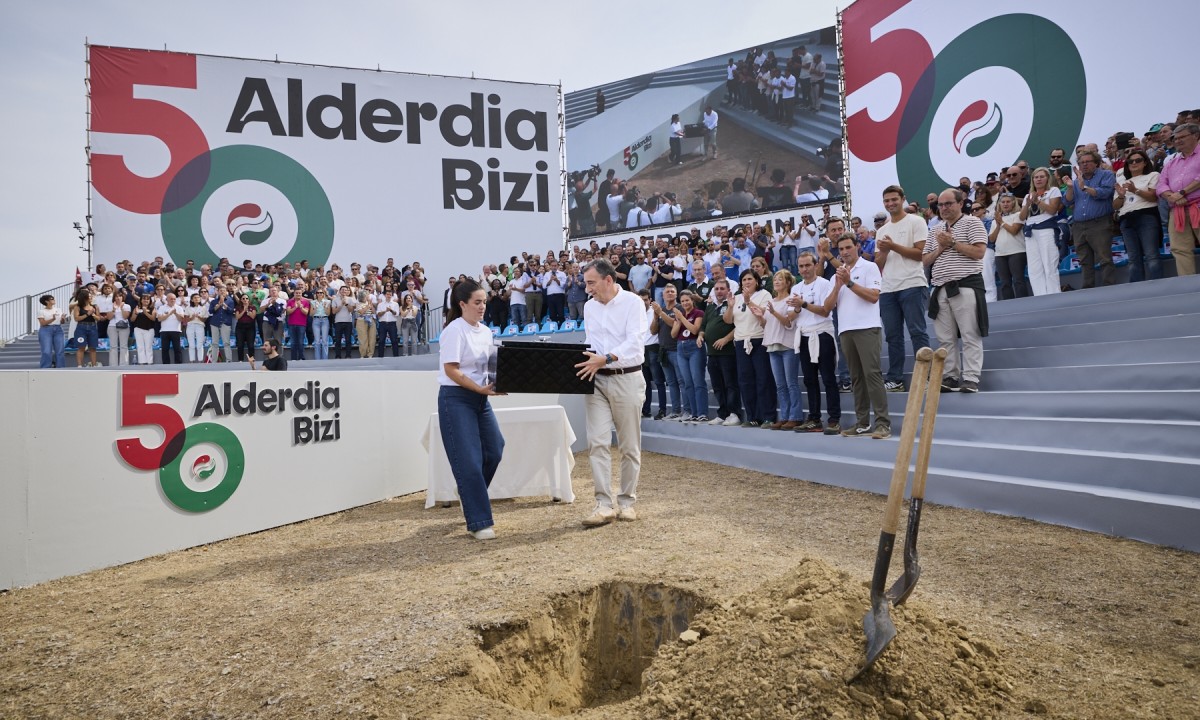 Alderdi Egunaren 50. edizioan, 100.ean irekiko den denbora-kapsula lurperatu du EAJ-PNVk eta azpimarratu du: 