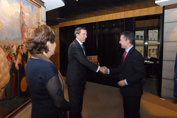 I Urkullu recibe de J Ariztondo y J L Bilbao el documento  Zerutik sua dator