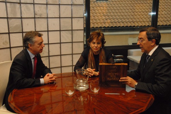 I Urkullu recibe de J Ariztondo y J L Bilbao el documento  Zerutik sua dator