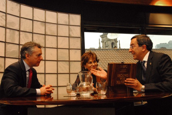 I Urkullu recibe de J Ariztondo y J L Bilbao el documento  Zerutik sua dator