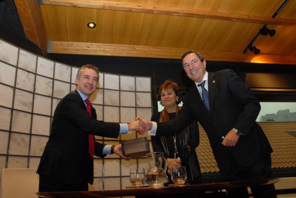 I Urkullu recibe de J Ariztondo y J L Bilbao el documento  Zerutik sua dator