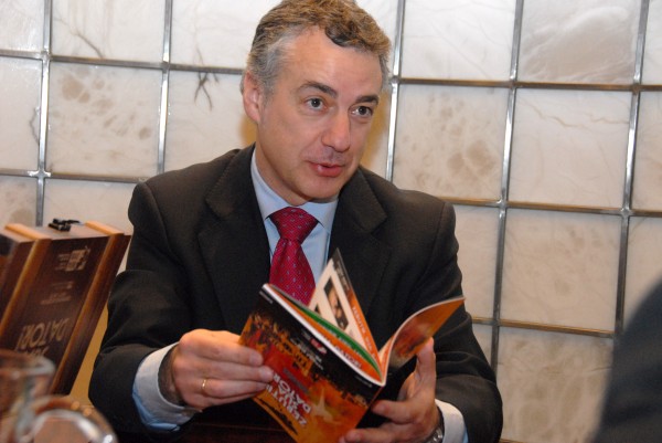 I Urkulluk, J Aristondo eta J L Bilbaoren eskuetatik  Zerutik sua dator dokumentua jaso du