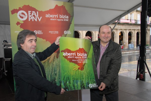 Andoni Ortuzar y Joseba Aurrekoetxea en la presentación del Aberri Eguna 2012