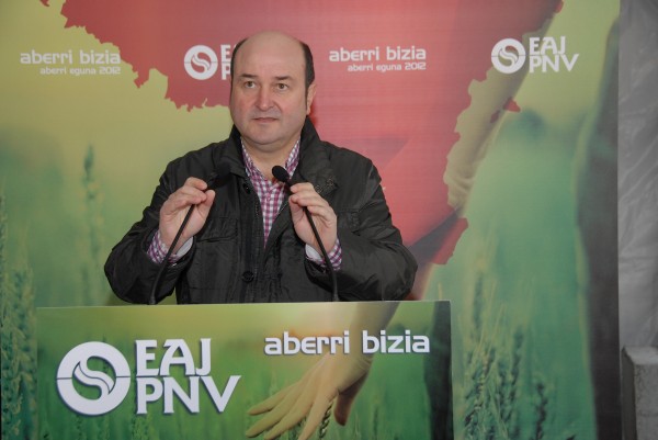 Andoni Ortuzar y Joseba Aurrekoetxea en la presentación del Aberri Eguna 2012