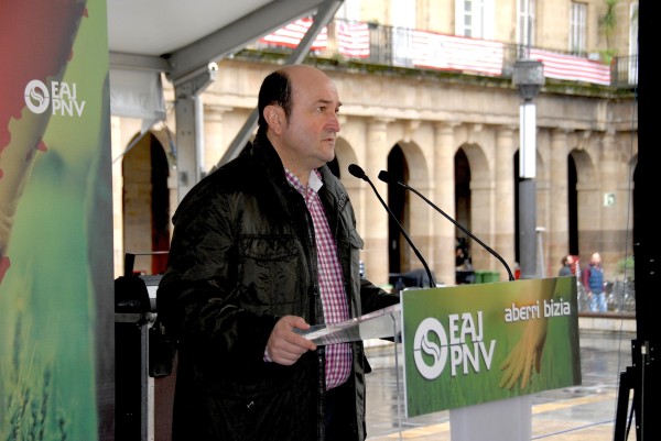 Andoni Ortuzar eta Joseba Aurrekoetxea 2012.ko Aberri Egunaren aurkezpenean