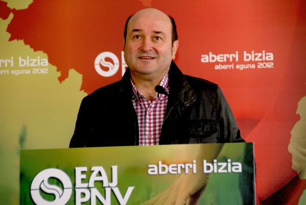 Andoni Ortuzar y Joseba Aurrekoetxea en la presentación del Aberri Eguna 2012