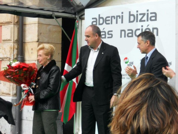 Iñigo Urkullu y Joseba Egibar en el 75 aniversario del bombardeo de Eibar
