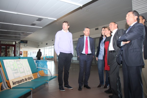 Iñigo Urkullu, presidente del EBB de EAJ-PNV y candidato a lehendakari en el Aeropuerto de Foronda