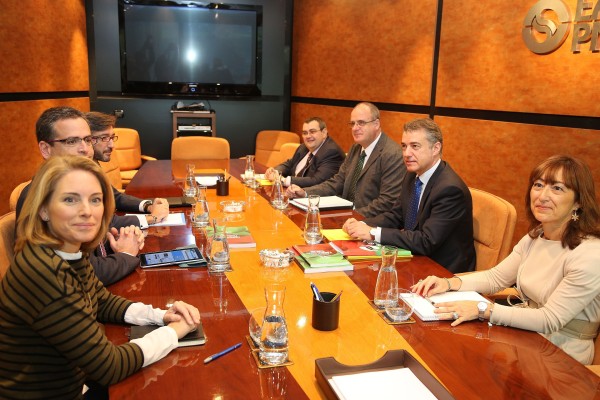 Alderdien delegazioekin bilerak