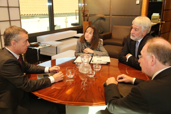 Iñigo Urkullu Bretainia handiko enbaxadorearekin