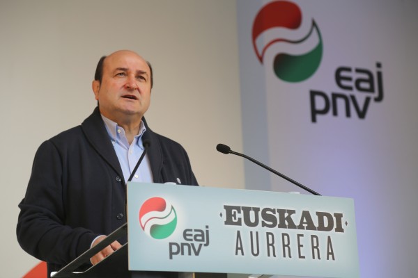 Andoni Ortuzar eta Itxaso Atutxa Lekeitioko Batzokiko 35. urteurrenean