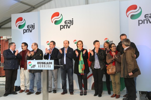 Andoni Ortuzar e Itxaso Atutxa en el 35 aniversario batzoki de Lekeitio