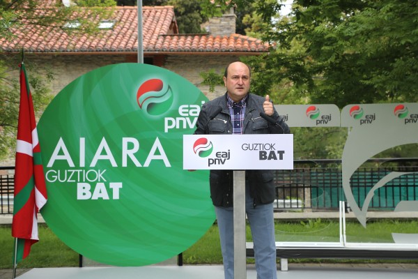 Andoni Ortuzar y Xabier Agirre en la reapertura del Batzoki de Respaldiza