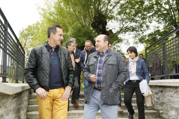 Andoni Ortuzar y Xabier Agirre en la reapertura del Batzoki de Respaldiza